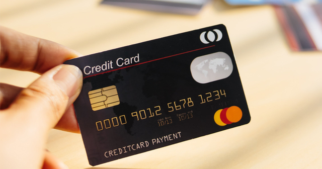 Dùng thẻ tín dụng thanh toán hơn 1 tỷ đồng, còn nợ hơn 50 triệu không trả, một người bị ngân hàng khóa thẻ vĩnh viễn và kiện ra tòa