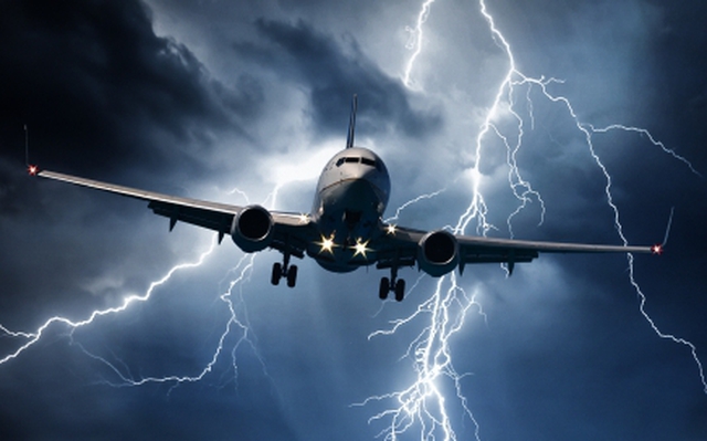 Điều gì xảy ra nếu máy bay bị sét đánh giữa trời?