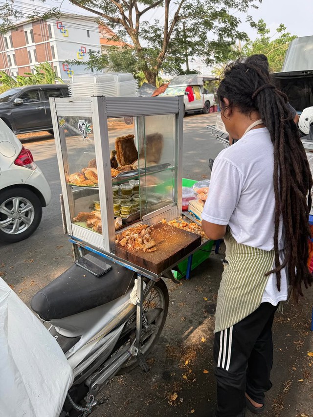 Bán 50kg heo quay chỉ trong 30 phút, ông chủ áp lực vì khách chờ mua chật cứng cả con đường- Ảnh 6. Bán 50kg heo quay chỉ trong 30 phút, ông chủ áp lực vì khách chờ mua chật cứng cả con đường- Ảnh 6.