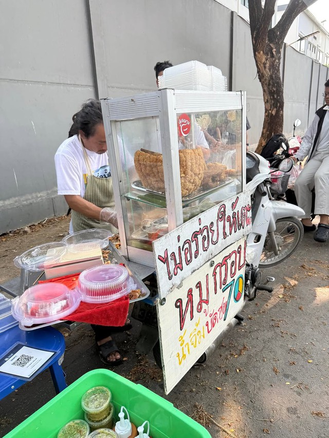 Bán 50kg heo quay chỉ trong 30 phút, ông chủ áp lực vì khách chờ mua chật cứng cả con đường- Ảnh 7. Bán 50kg heo quay chỉ trong 30 phút, ông chủ áp lực vì khách chờ mua chật cứng cả con đường- Ảnh 7.