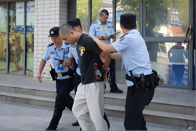 Chủ quán lẩu kinh doanh “không lấy tiền khách” nhưng vẫn lãi hơn 129 tỷ đồng: Cảnh sát vào cuộc điều tra phát hiện hơn 600 người “tự nguyện” chuyển 115 tỷ đồng