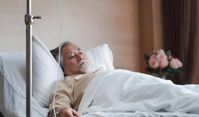 Cô gái thuê trọ suốt 3 năm, thấy chủ nhà bị đột quỵ liền ứng trước 200 triệu cứu mạng, 2 tháng sau nhận được 1 mảnh giấy: "Tôi đã quyết rồi"