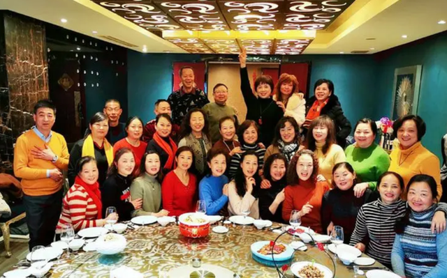 Đi họp lớp sau 30 năm, gặp lại bạn học từng bị chê là "an phận”, tôi nhận ra bài học "thô nhưng thật": Đôi khi sống bình thường cũng là một kiểu chiến thắng