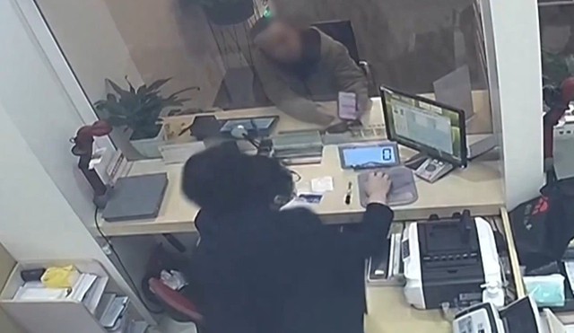 Người đàn ông yêu cầu chuyển hơn 1 tỷ vào tài khoản của chính mình: Nhân viên ngân hàng từ chối phục vụ và báo cảnh sát