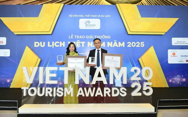 Mừng sinh nhật thứ 24 và nhận cú đúp giải thưởng - Đất Việt Tour mở đại tiệc tri ân