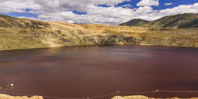 Phát hiện kho báu đất hiếm lên tới 11 triệu tấn dưới hố chất thải nhưng chỉ Mỹ được tiếp cận, còn Trung Quốc thì không thể - Ảnh 1. Phát hiện kho báu đất hiếm lên tới 11 triệu tấn dưới hố chất thải nhưng chỉ Mỹ được tiếp cận, còn Trung Quốc thì không thể - Ảnh 1.