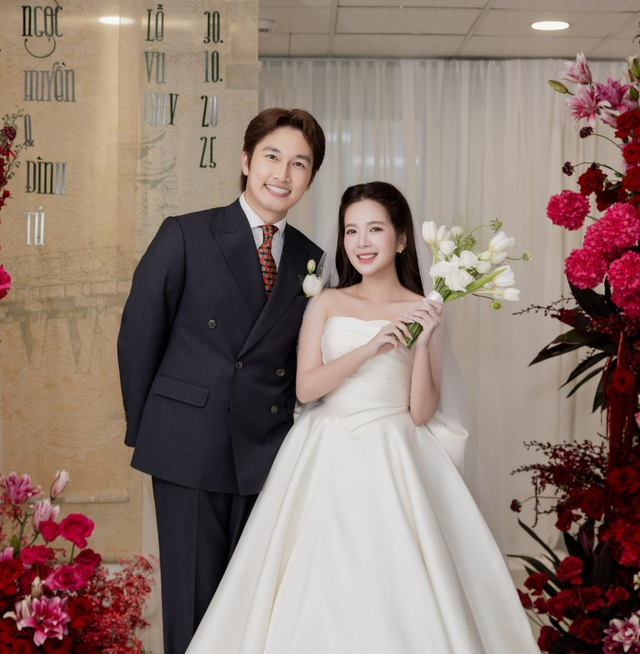 Lễ ăn hỏi Đình Tú - Ngọc Huyền: Cô dâu chú rể lộ diện quá đẹp đôi!- Ảnh 2. Lễ ăn hỏi Đình Tú - Ngọc Huyền: Cô dâu chú rể lộ diện quá đẹp đôi!- Ảnh 2.