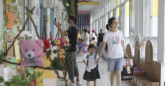 Lương 3 cọc 3 đồng, chồng tôi đòi bán nhà để con học trường quốc tế, anh bảo: "Giáo dục quan trọng hơn nhà cửa"!