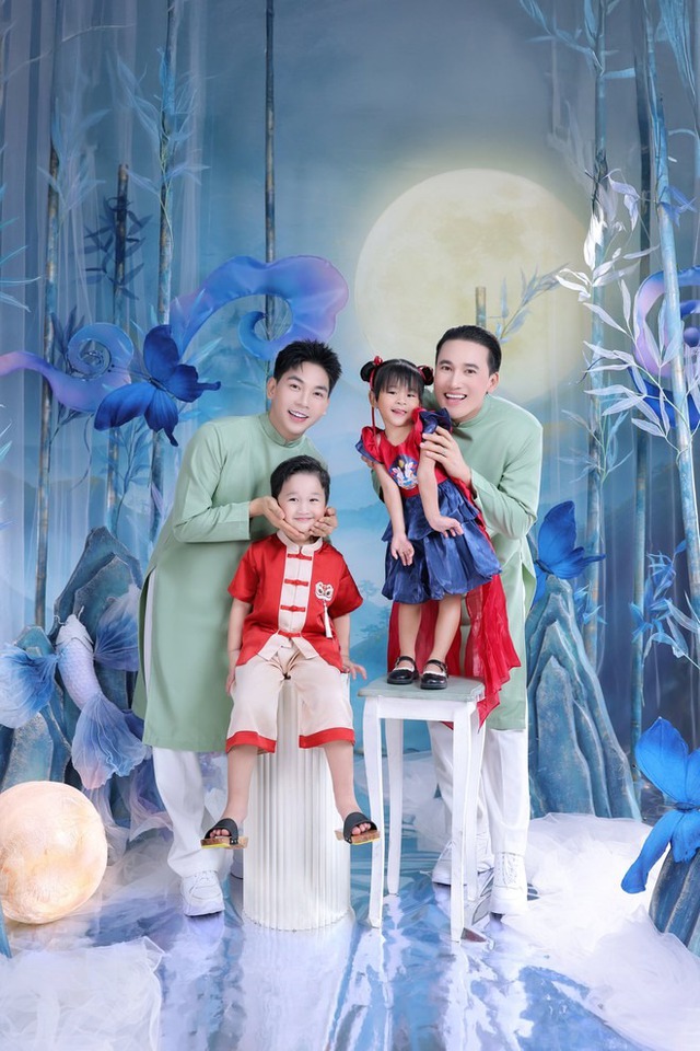 Trung thu của các con sao Việt: Cặp song sinh nhà Phương Oanh cùng mẹ phá cỗ, quý tử Trường Giang lộ rõ vẻ điển trai- Ảnh 10.