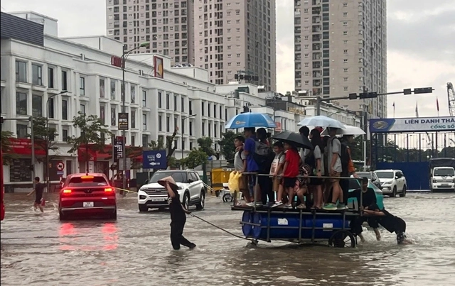 Sở GD&ĐT Hà Nội thông báo khẩn ứng phó bão Matmo: Học sinh lỡ đến trường sẽ thế nào?