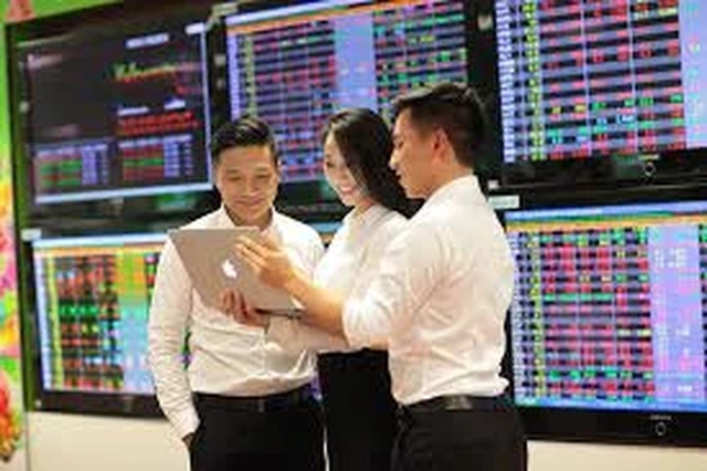 VN-Index tăng gần 50 điểm, cổ phiếu chứng khoán ‘đua trần’