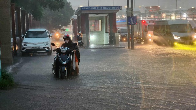 Mưa suốt đêm, nhiều trường ở Hà Nội cho học sinh nghỉ sáng nay