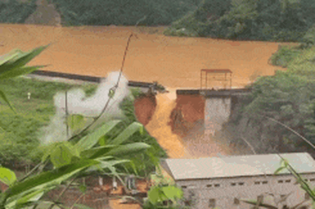 CLIP: Vỡ đập thủy điện ở Lạng Sơn