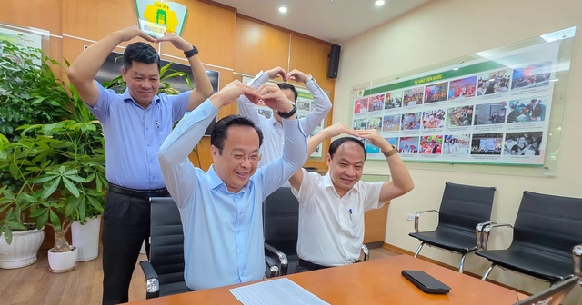 Giám đốc Sở Giáo dục Hà Nội 'thả tim' động viên học sinh học online ngày mưa