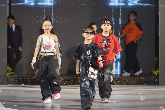 Rapper 8 tuổi “Em bé chất” làm vedette, khuấy động sàn diễn thời trang nhí Rapper 8 tuổi “Em bé chất” làm vedette, khuấy động sàn diễn thời trang nhí