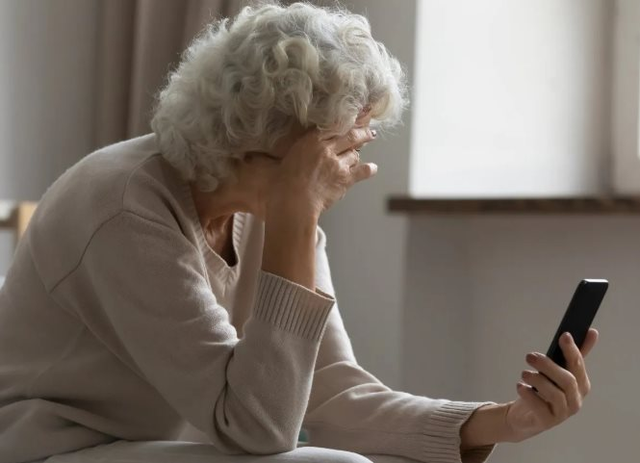 Cụ bà U70  đi sự kiện nhận quà miễn phí, 1 năm sau được thông báo nợ 5 gói bảo hiểm, tổng 500 triệu đồng: "Nhân viên nói không phải khoản vay, chỉ cần tôi ký giúp"