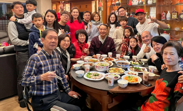 Về quê được hỏi lương, tôi định trả lời thật 90 triệu/tháng nhưng mẹ nói “Chẳng đủ ăn”, vợ cũng gật đầu: Lý do “bẽ mặt” cả đời không quên