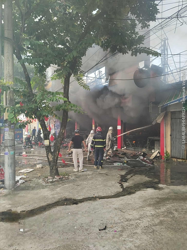 Hà Nội: Cháy lớn tại 1 siêu thị điện máy