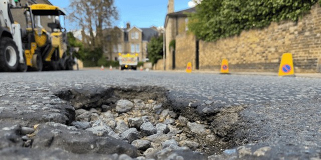 Phát minh có thể làm rung chuyển ngành xây dựng: Nhựa đường thêm ‘chất phụ gia’ cứng hơn thép 200 lần, giải quyết gọn ổ gà, nứt gãy