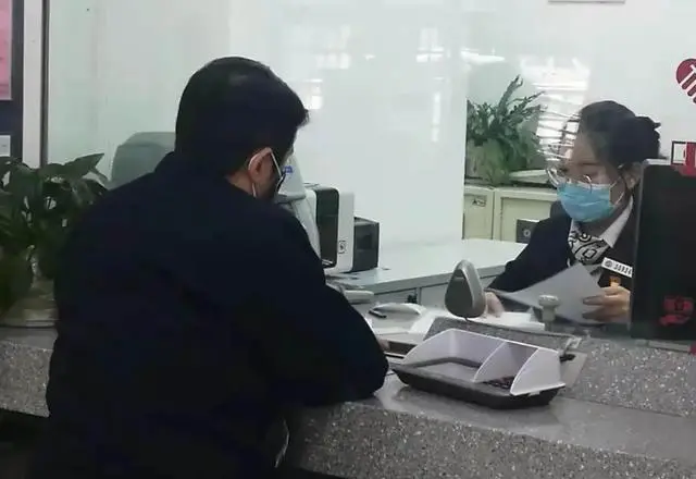 Người đàn ông rút 260 triệu đồng từ tài khoản của con bị yêu cầu trả lại toàn bộ, tòa tuyên bố: "Trong 10 ngày không hoàn đủ phải đền gấp đôi"