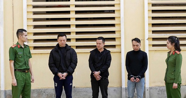 Các đối tượng Kiên, An và Ngải (áo đen, từ trái qua phải) bị cơ quan điều tra khởi tố, bắt tạm giam về hành vi cho vay lãi nặng trong giao dịch dân sự