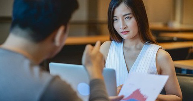 Bị đồng nghiệp ghét vì “thích nịnh sếp”, 1 năm sau họ mới hiểu ra lý do khiến tôi phải làm thế