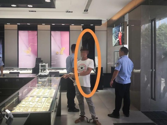 Cậu bé bán 413 cây vàng của nhà lấy 21 tỷ, bo người môi giới 770 triệu, mẹ kiện ra tòa đòi lại - người này đáp: "Đây là khoản tiền hợp pháp"