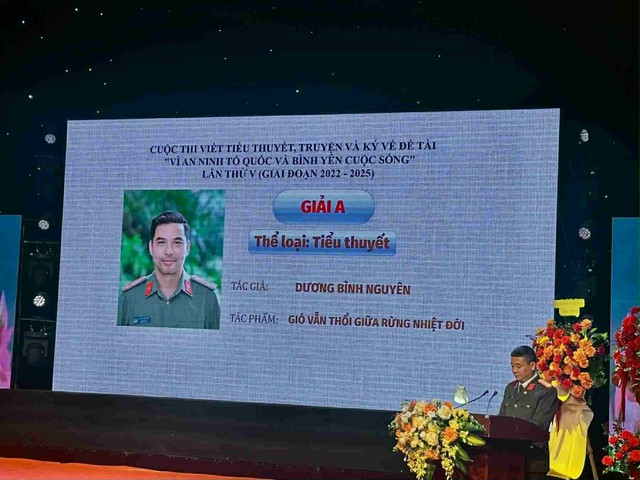Thượng tá công an giành giải nhất văn chương với tiểu thuyết đầu tiên về tội phạm dữ liệu
