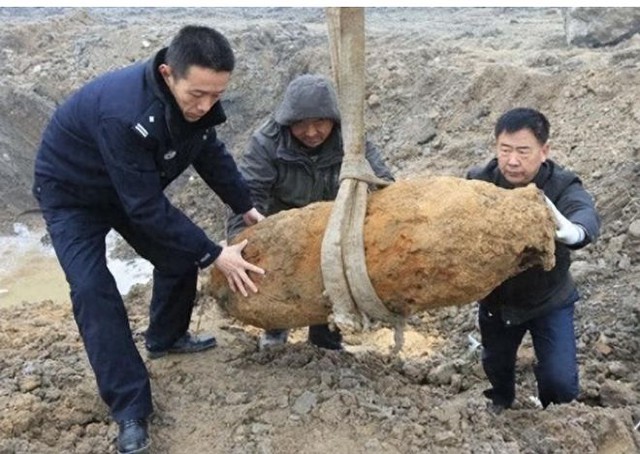 Phát hiện vật lạ khổng lồ dài 1m, đội thi công phải dừng khẩn cấp, cảnh sát phong tỏa hiện trường: Kho báu hơn 1.000 tỷ đồng lộ diện