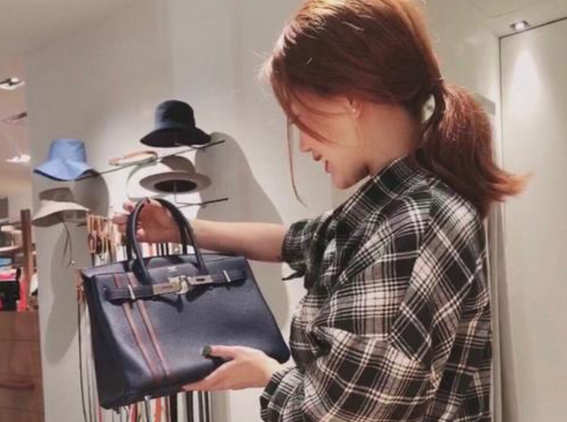Chi 480 triệu đồng mua Hermès Birkin, cô gái đổi trả 2 lần vẫn chỉ nhận được túi fake liền khởi kiện, tòa tuyên bố: “Phải bồi thường 1,4 tỷ đồng”