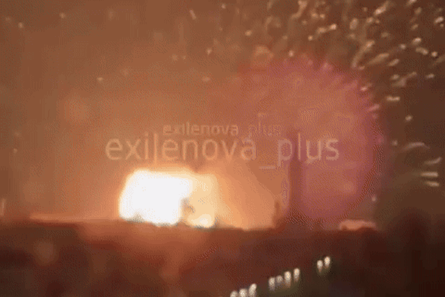 (Hình ảnh và video cho thấy khói bốc lên nghi ngút từ các đám cháy sau khi Ukraine tấn công một cảng dầu lớn tại cảng biển Novorossiysk trong cuộc tấn công bằng máy bay không người lái quy mô lớn vào Nga từ đêm 13 đến rạng sáng 14/11. Nga cho biết tình hình đã được kiểm soát. Nguồn: X/@Bricktop_NAFO)