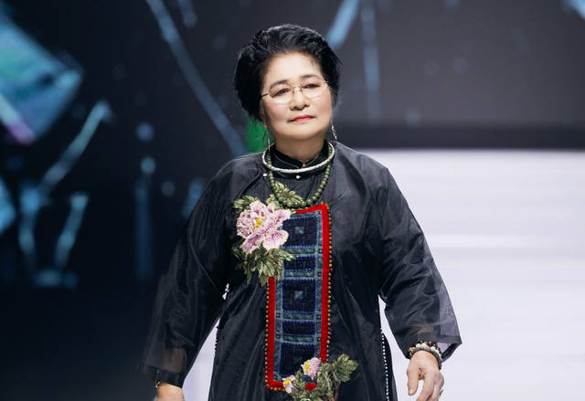 Nữ NSƯT 80 tuổi xuất hiện đầy khí chất, chiếm trọn spotlight trên sàn diễn thời trang