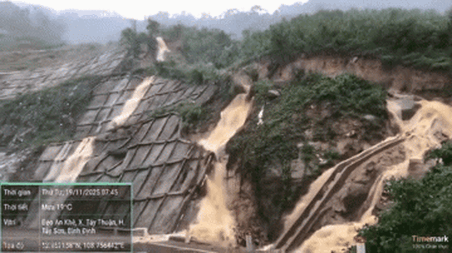 Clip dòng chảy xiết đổ xuống lòng đường khu vực đèo An Khê: Chính thức cấm các phương tiện lưu thông