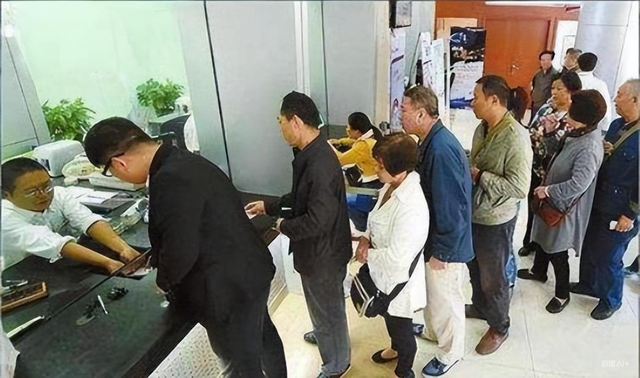 Cả làng mang 103 tỷ đồng tiền đền bù đất đi gửi tiết kiệm, chưa đầy 1 ngày tiền đã bị chuyển đi, ngân hàng khẳng định: "Lỗi không phải của chúng tôi"