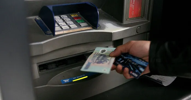 Ngày càng ít người rút tiền, chuyển khoản qua ATM