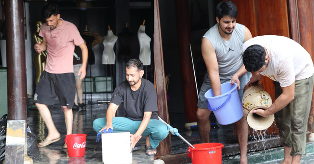 Khách Tây đi chân trần, xắn quần dọn lũ cùng dân Hội An