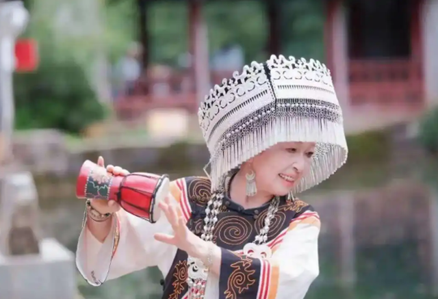 Suốt 10 năm, 3 con gái cùng mẹ già 80 tuổi du lịch dưỡng già 50 thành phố: Niềm vui của mẹ là phong cảnh đẹp nhất