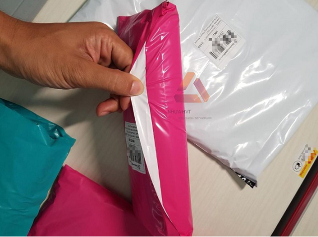 Mua áo khoác trên sàn TMĐT, người phụ nữ nhận hàng "mới cứng” nhưng thứ trong túi áo mới ngỡ ngàng: “Lần đầu gặp chuyện khó tin đến vậy…”