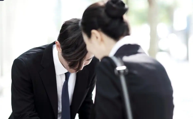 Bí ẩn nghề xin lỗi chuyên nghiệp: Dịch vụ không tưởng, thay mặt chồng hẹn gặp vợ 23 lần để "xin lỗi hộ"