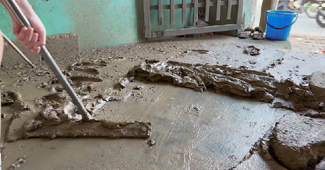 Nhà sao Vbiz ngập bùn đất sau lũ: Cả gia đình tất bật dọn dẹp, thiệt hại 2 xe máy