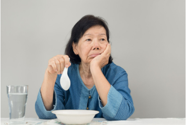 60 tuổi, tôi tiết kiệm nửa đời, nghỉ hưu bán nhà về ở cùng con trai tôi mới tỉnh: Cái giá quá đắt