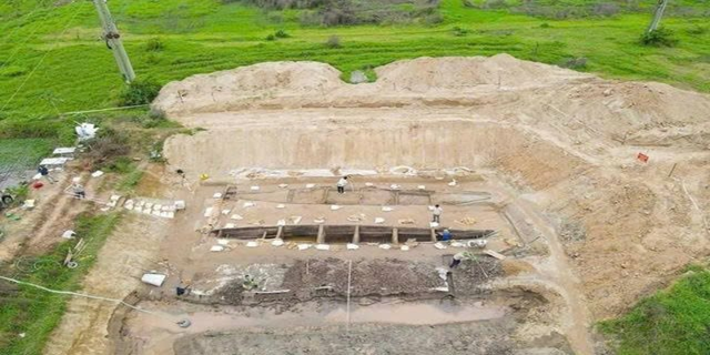 Cải tạo đất để nuôi cá, người dân Việt Nam phát hiện vật dài 17m màu vàng lạ, chuyên gia xác nhận báu vật 2.000 năm tuổi hiếm có trên thế giới- Ảnh 1. Cải tạo đất để nuôi cá, người dân Việt Nam phát hiện vật dài 17m màu vàng lạ, chuyên gia xác nhận báu vật 2.000 năm tuổi hiếm có trên thế giới- Ảnh 1.