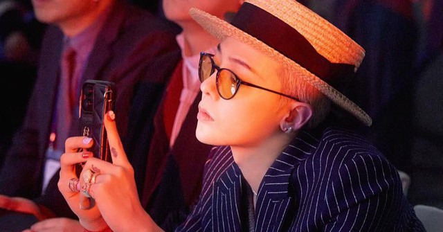 Giáo sư cơ khí duy nhất sở hữu gần 200 bài hát, giàu có đến mức đi hát bằng chuyên cơ riêng