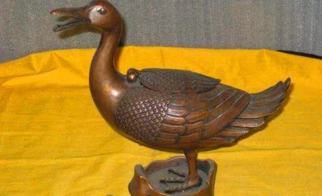 Dùng 1,3 tỷ tiền tiết kiệm của gia đình mua 1 con vịt đồ chơi, cô gái ngã khuỵ khi chuyên gia thẩm định nói: "Xin bạn hãy đứng vững"