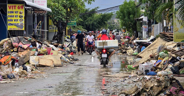 Người dân Nha Trang tất bật dọn "núi" rác thải sau lũ lịch sử