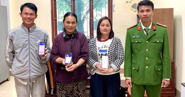 Chị Dương trả lại tiền cho người chuyển khoản nhầm