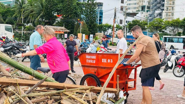 Du lịch Việt Nam đúng đợt mưa bão, khách Tây có thêm trải nghiệm mới: Ai nhìn cũng buồn cười- Ảnh 5. Du lịch Việt Nam đúng đợt mưa bão, khách Tây có thêm trải nghiệm mới: Ai nhìn cũng buồn cười- Ảnh 5.