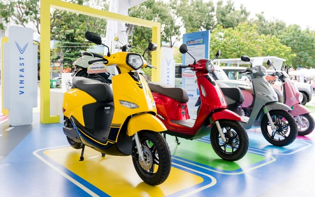 Xe máy điện VinFast bán ra gấp 6 lần, Xanh SM chỉ mua 1%: Nước cờ của ông Phạm Nhật Vượng với pin giá rẻ, đón đầu quy định siết xe xăng