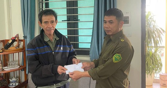 Công an xã tiến hành trả lại số tiền cho ông Nguyễn Văn Quang