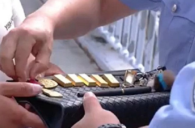 Phát hiện nửa cân vàng giá 1,4 tỷ đồng trên đường khi đang đi chơi